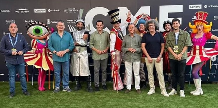 El presidente de la Junta de Andalucía, Juanma Moreno, el consejero Antonio Sanz y el alcalde de Chiclana José María Román junto a los empresarios del Concert