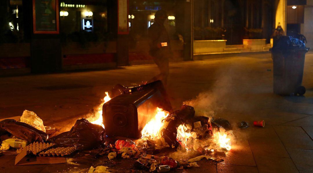 Disturbios tras la protesta contra las restricciones para luchar contra el coronavirus en Madrid.