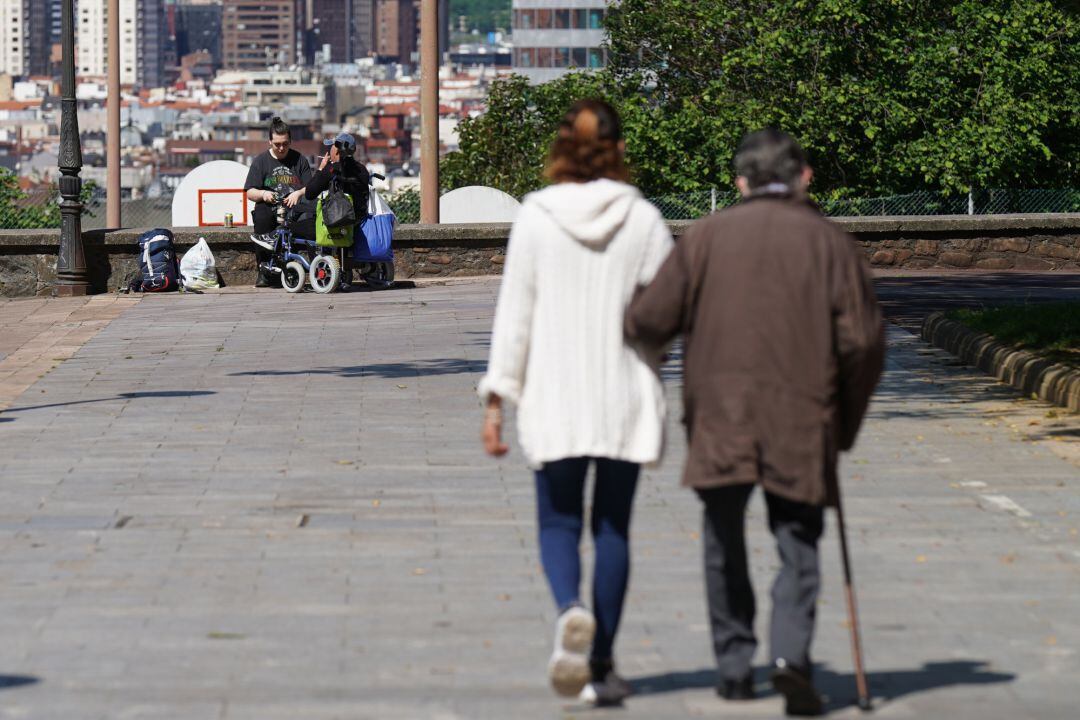 Varias personas caminan en el Parque Etxebarria en el primer día de desconfinamiento en Bilbao, a 2 de mayo de 2020.