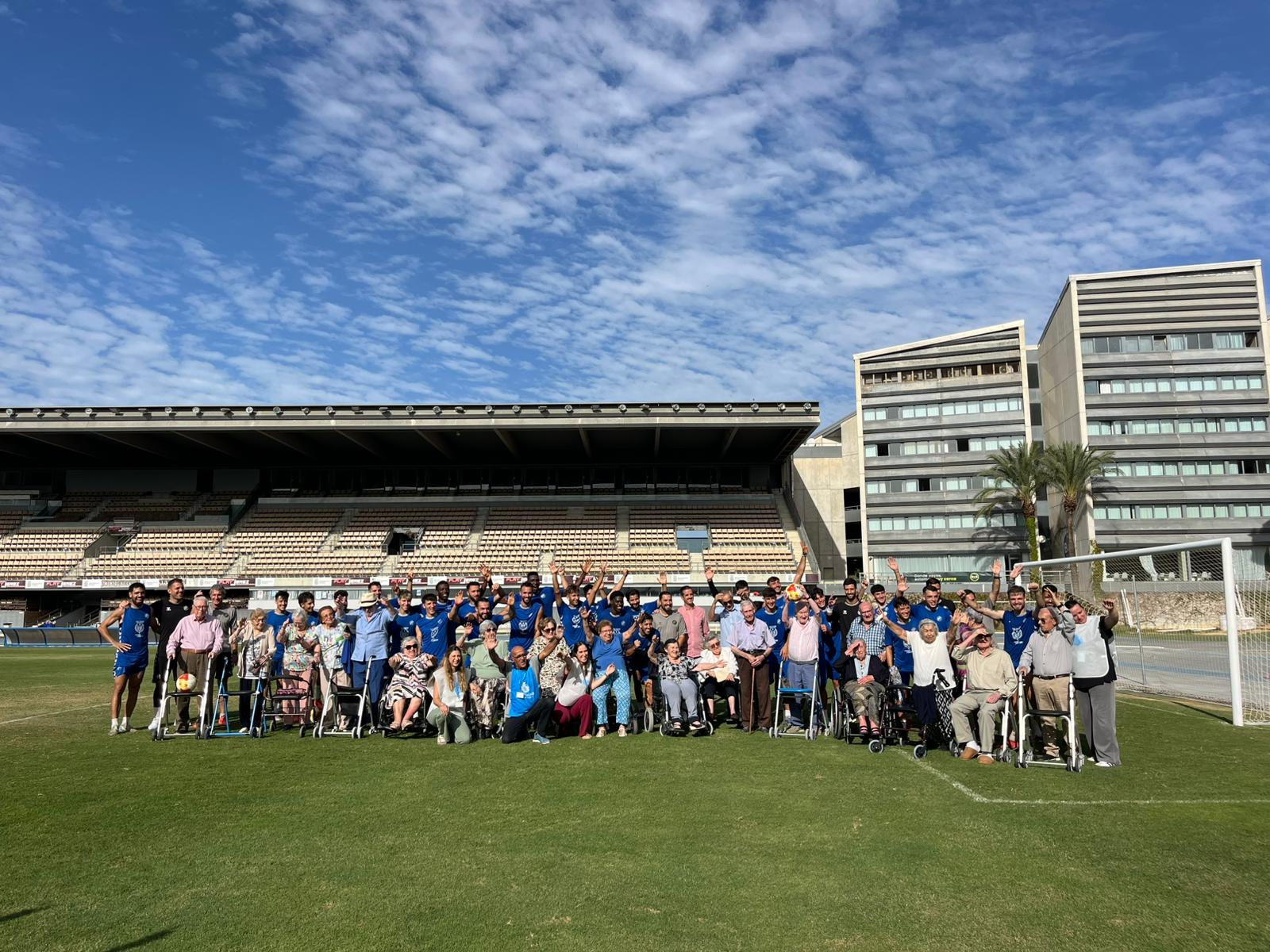 Los mayores en Chapín con los jugadores del Xerez DFC