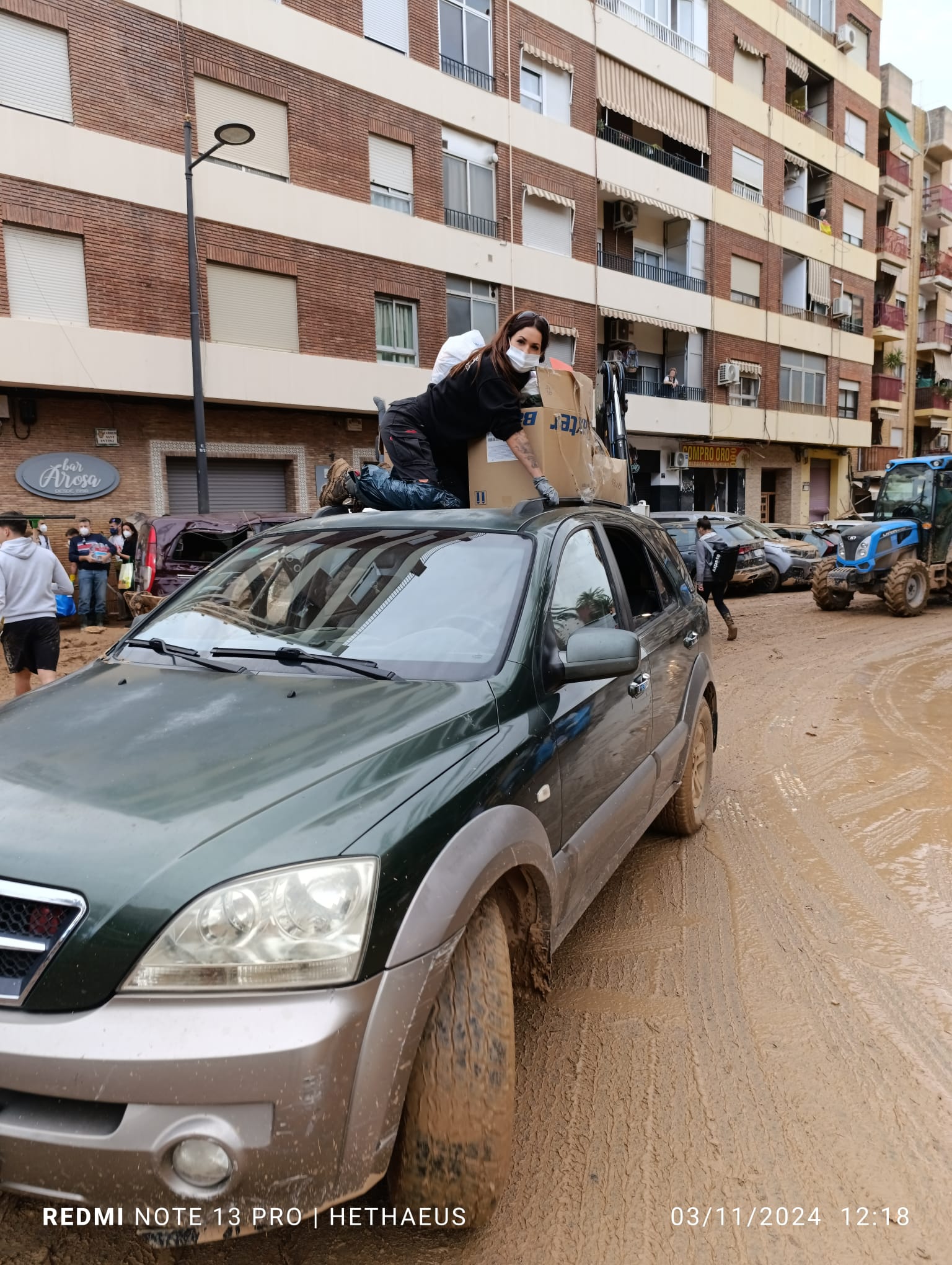 Mari Santonja ayudando a los afectados por la DANA