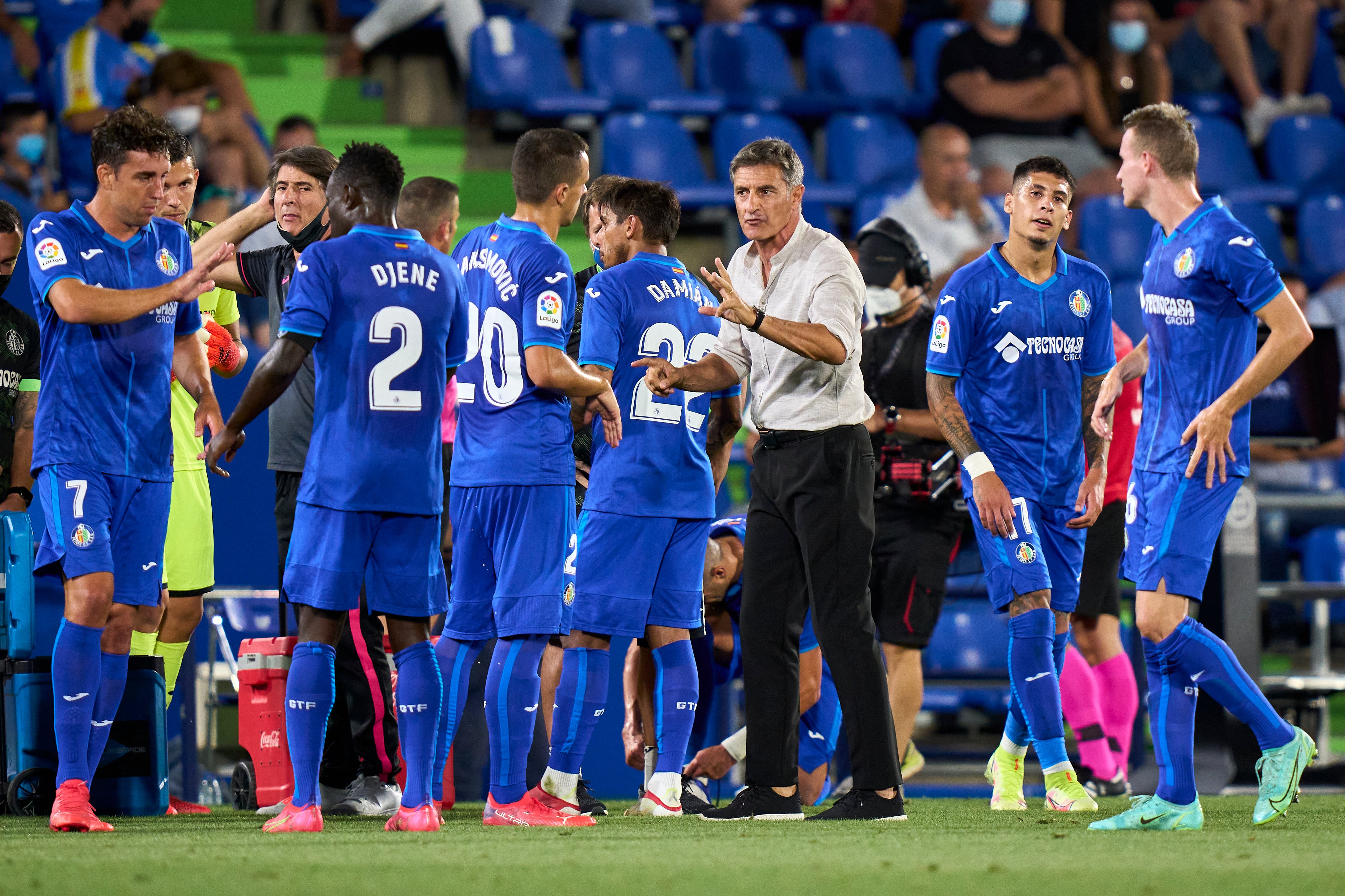 Míchel da instrucciones a sus jugadores, entre ellos Jankto, el 23 de agosto de 2021. 