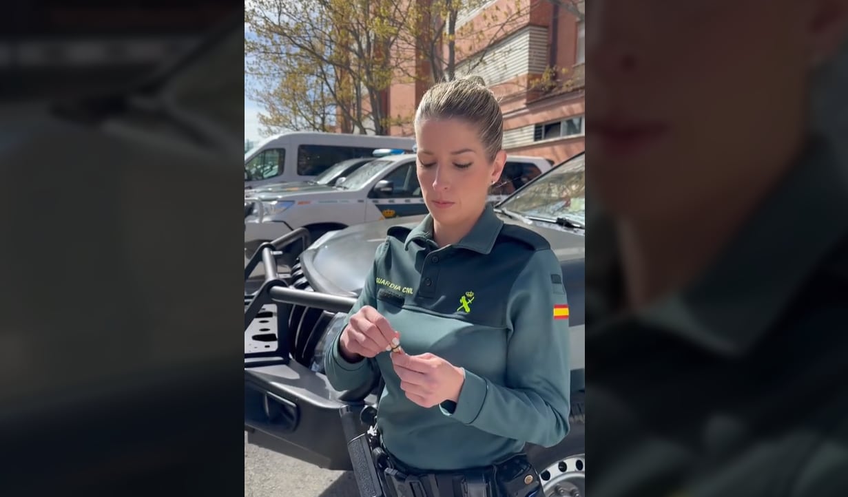 La agente de la Guardia Civil con el arma prohibida.