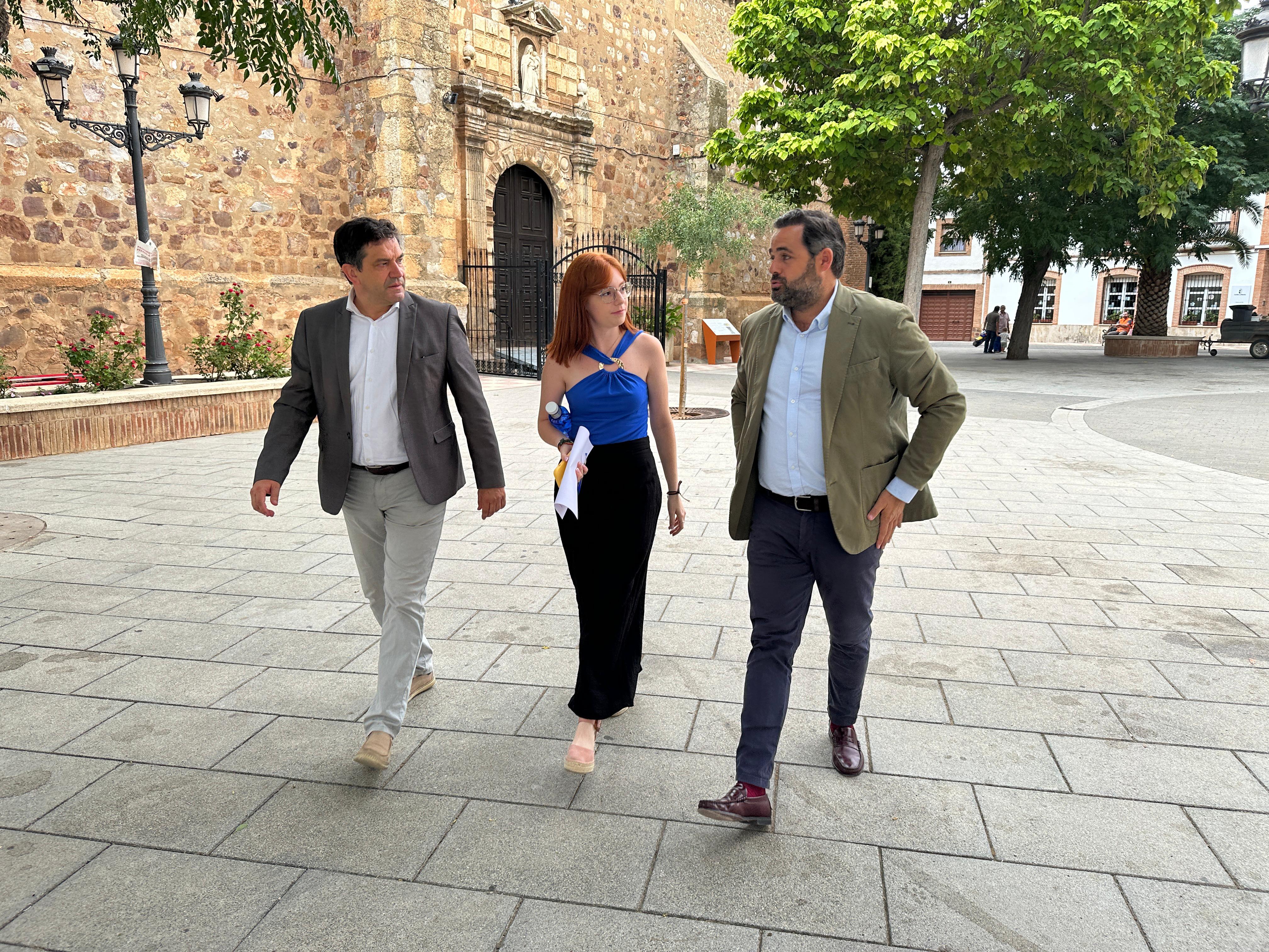 La alcaldesa de Fernán Caballero ha denunciado los hechos acompañada de los presidentes del PP en Ciudad Real y Castilla-Mancha, Miguel Ángel Valverde y Paco Núñez