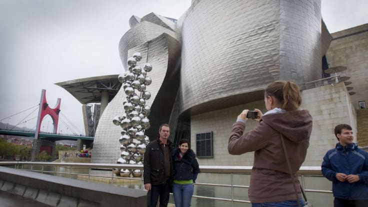Vecinos alertan de la presión en el Casco Viejo mientras el Ayuntamiento defiende un modelo basado en equilibrio y sostenibilidad