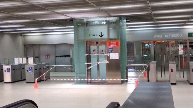 Elevador averiado que da acceso a los andenes de la estación de Luceros del TRAM