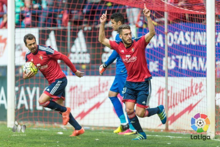 Roberto Torres celebra su gol de penalti para empatar ante el Numancia mientras corre junto a De Las Cuevas para buscar la remontada final