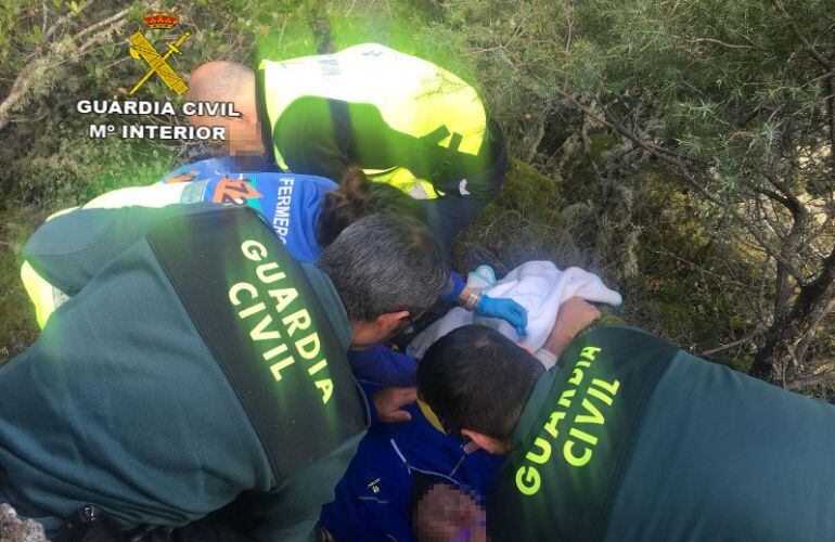 Agentes de la Guardia Civil junto a miembros del servicio de emergencia durante el rescate 