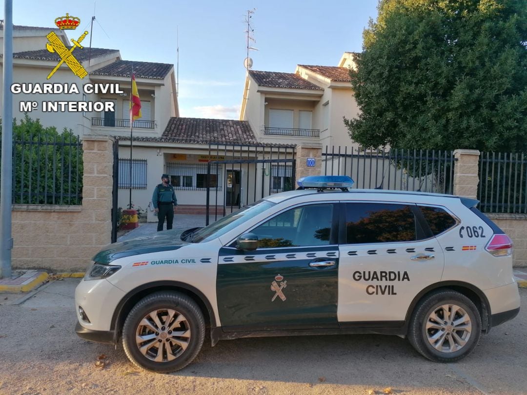 Apenas dos horas después de tener conocimiento de estos hechos, localizaron el vehículo de la víctima estacionado en un restaurante de la localidad de El Toboso