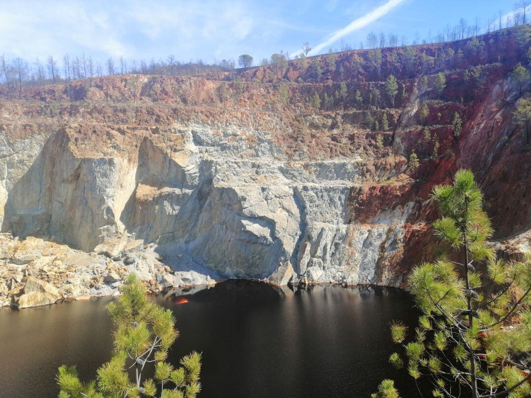 Nacimiento del Río Tinto en la Corta Peña de Hierro (Nerva)