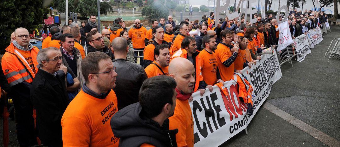 Trabajadores de Alcoa protestan frente al polideportivo San Francisco Javier, en A Coruña