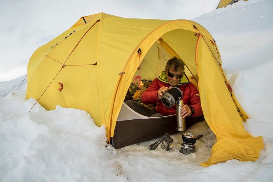 Carlos Soria, en su tienda de campaña, durante la última expedición al Dhaulagiri