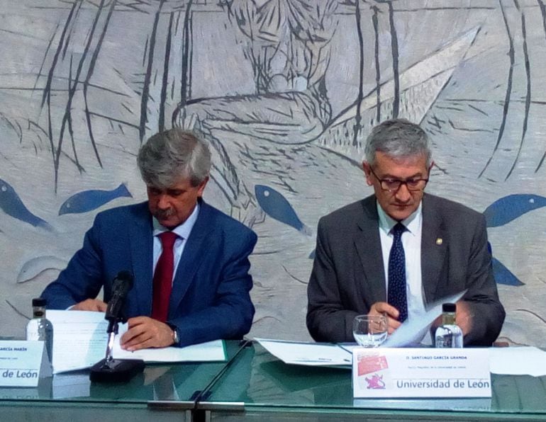 Juan Francisco García Marín, Rector de la ULE, y Santiago García Granda, Rector de UniOvi, firman el convenio para la creación de un Aula Confucio en la capital asturiana 