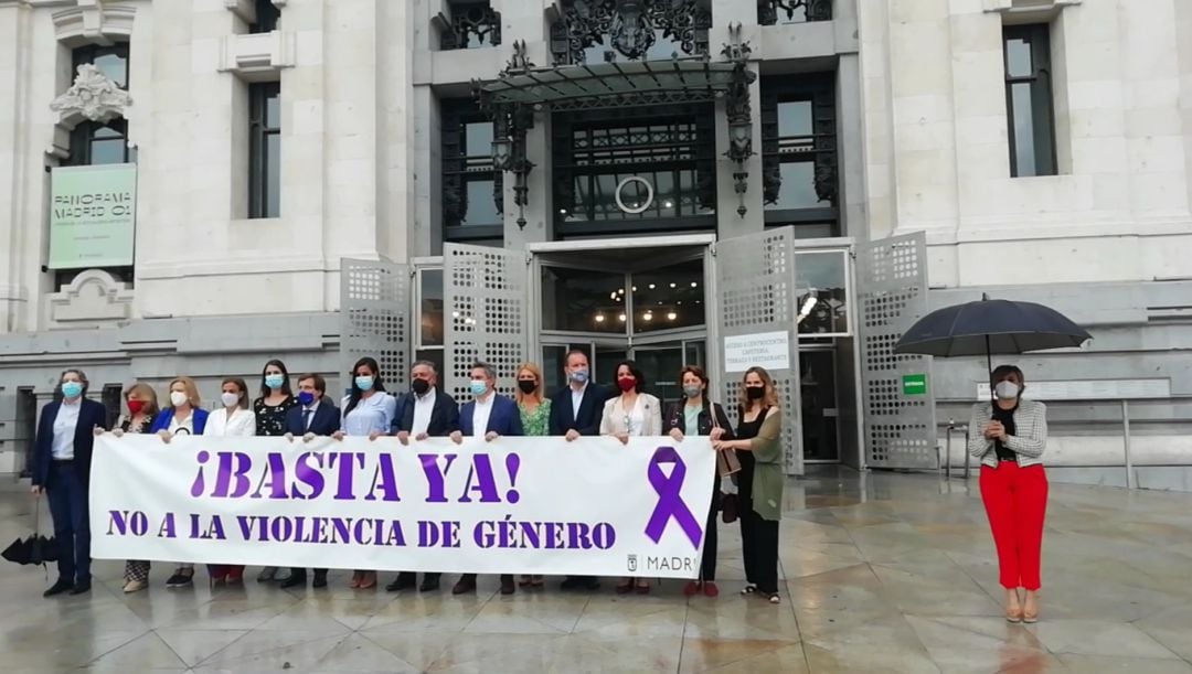 Minuto de silencio frente al Ayuntamiento de Madrid por el último asesinato machista. 