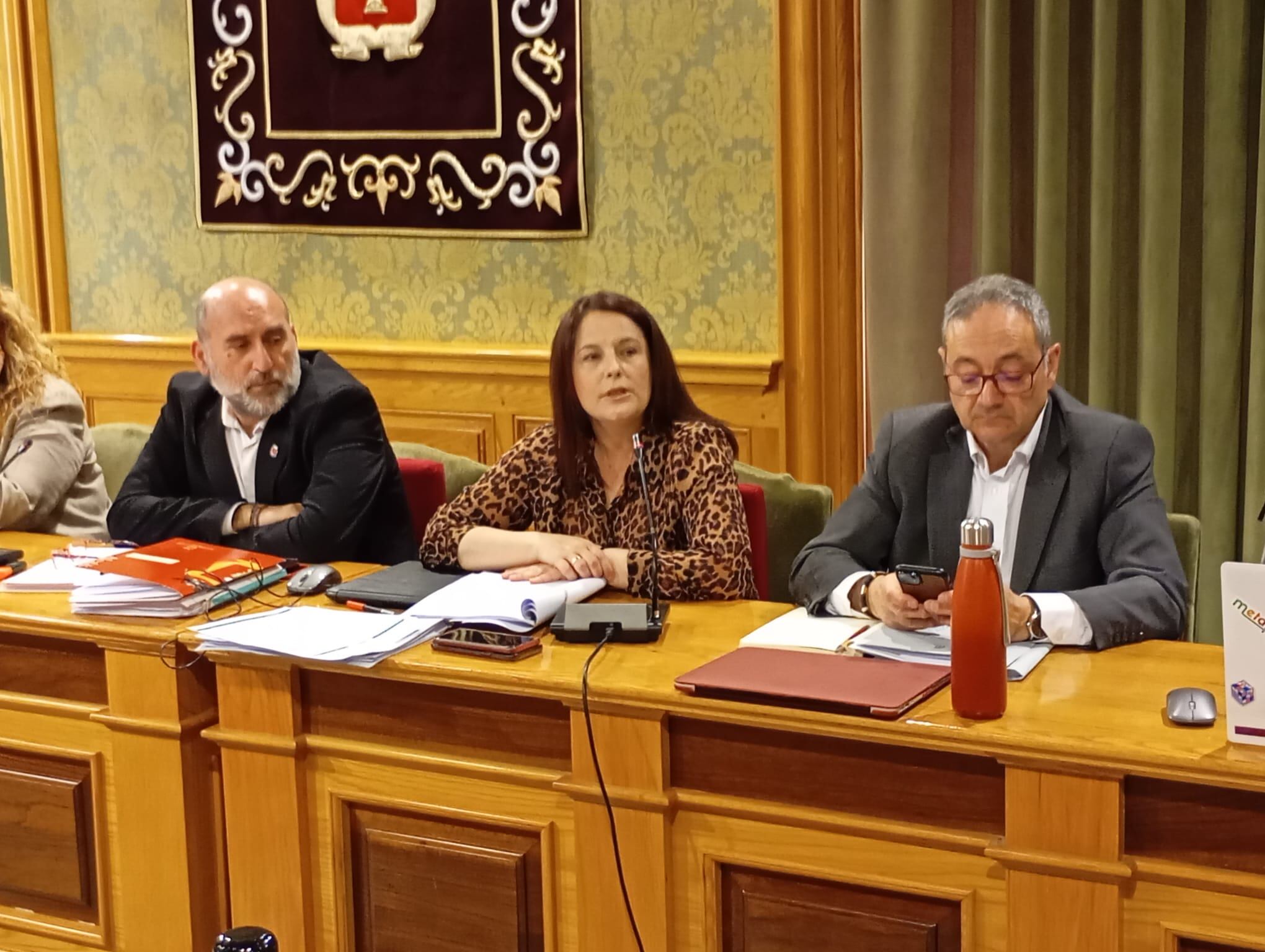 Saray Portillo, en el centro de la imagen, durante su comparecencia en el Pleno de  Cuenca