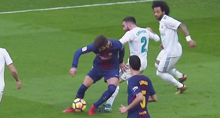 Carvajal pisa y toca a Piqué