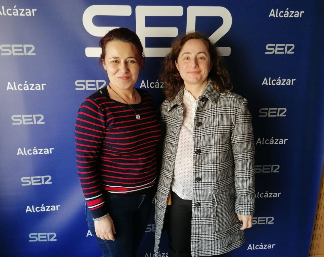 Raquel Arellano (izquierda) y Rebeca García (derecha), en los estudios de SER Alcázar