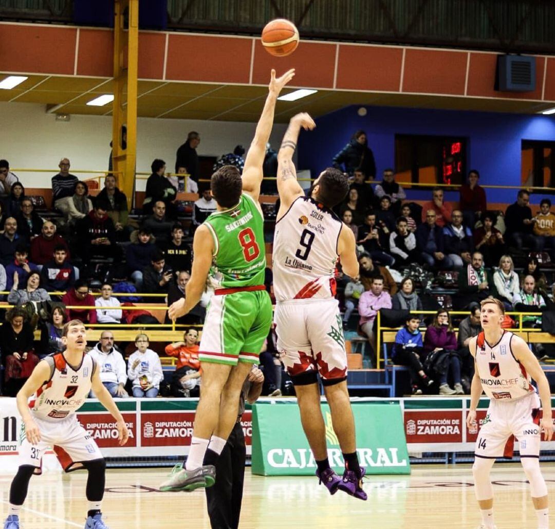 Salto inicial del partido