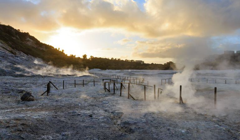 El cráter de Solfatara es uno de los que conforman los Campos Flégreos.