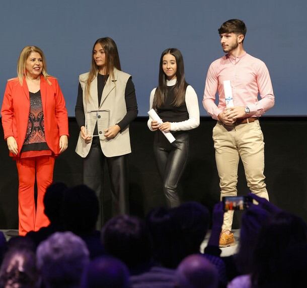 Marina Rivas junto a la alcaldesa y finalistas