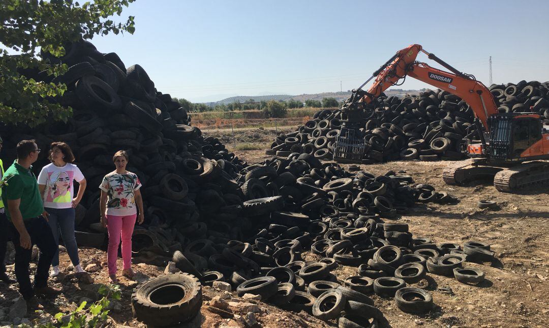 La delegada de Agricultura, Soledad Aranda, en la finca donde se encuentran los neumáticos.