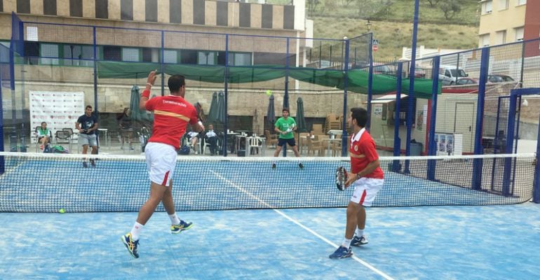 Varios deportistas disputan un partido de pádel en un Campeonato de España Universitario.