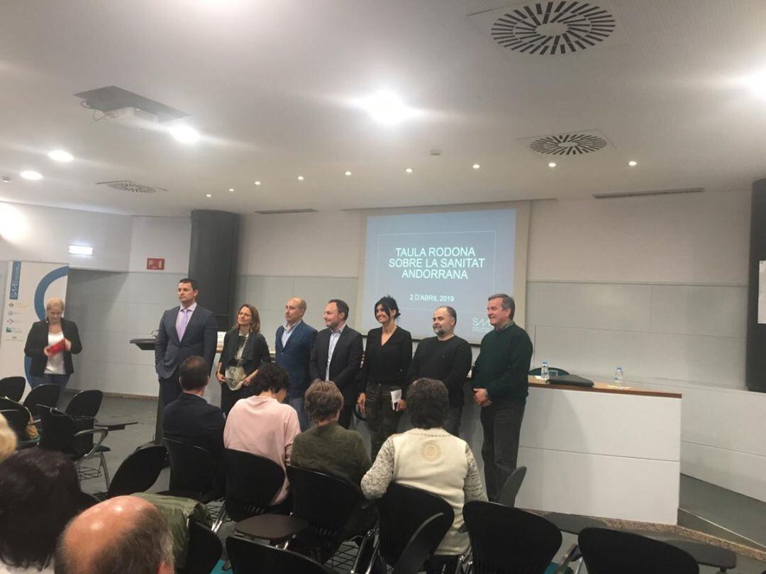 Els candidats de les 7 llistes que concorren a les eleccions de diumenge en acabar el debat sobre la sanitat andorrana organitzat pel SAAS