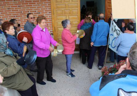 Cacerolada a la llegada de los técnicos de Itacyl que se encuentran en el interior del Ayuntamiento