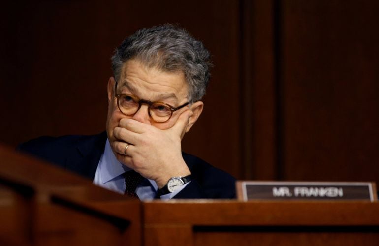 El senador demócrata Al Franken anuncia su dimisión tras ser acusado de acoso