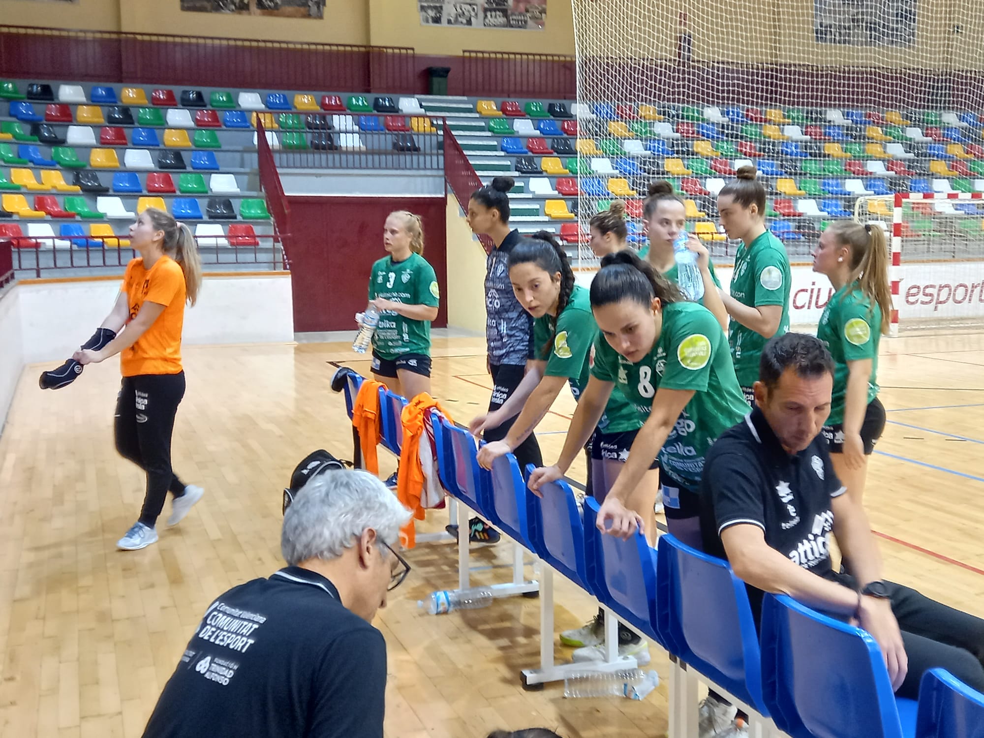 Las jugadoras del Elche Atticgo abatidas tras la derrota ante el Granollers