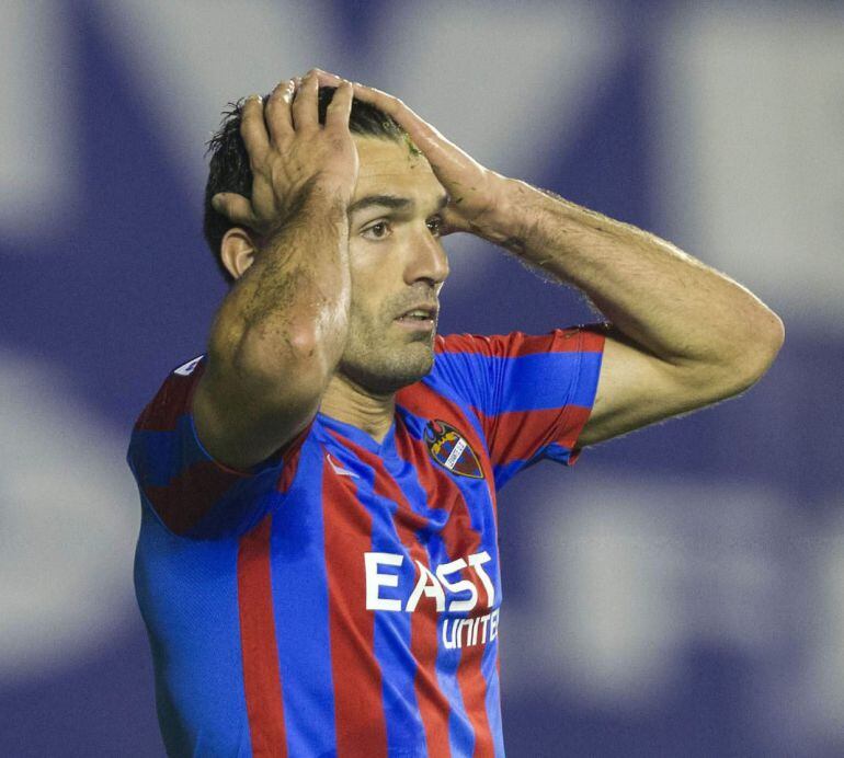 GRA386. VALENCIA, 21/03/2015.- El delantero del Levante, David Barral, se lamenta de una ocasión fallada, durante el partido de la vigésima octava jornada de liga en Primera División que han disputado esta noche frente al Celta en el estadio Ciutat de Valencia. EFE/Miguel Ángel Polo.