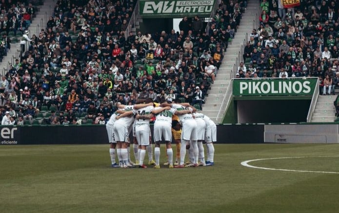 Los jugadores del ElcheCF se conjuran en el Martínez Valero antes de un partido