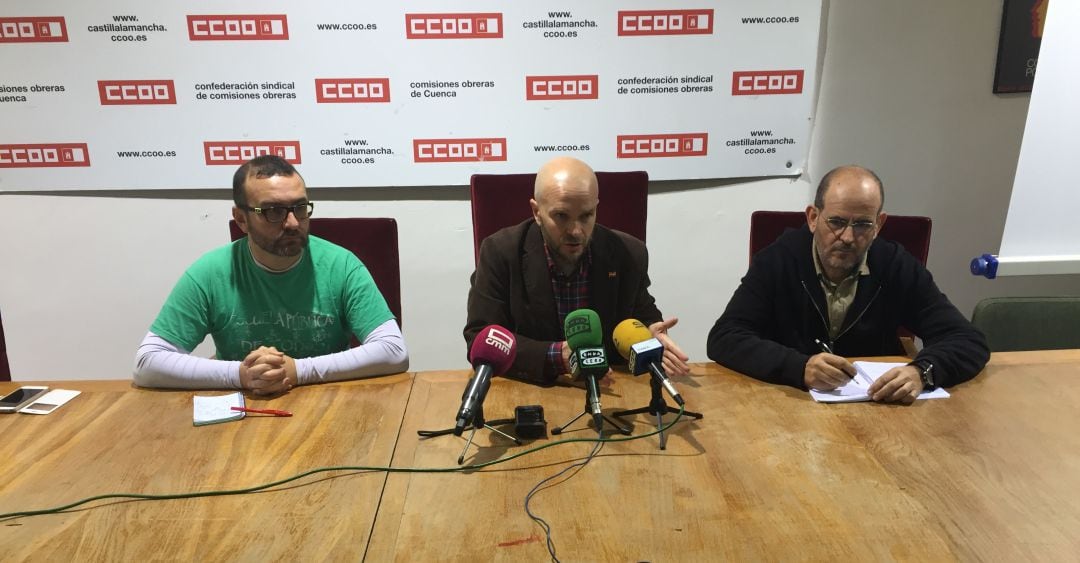 De izquierda a derecha: David García y Rafael Páez (CCOO) y Carlos Villeta (Ecologistas en Acción)