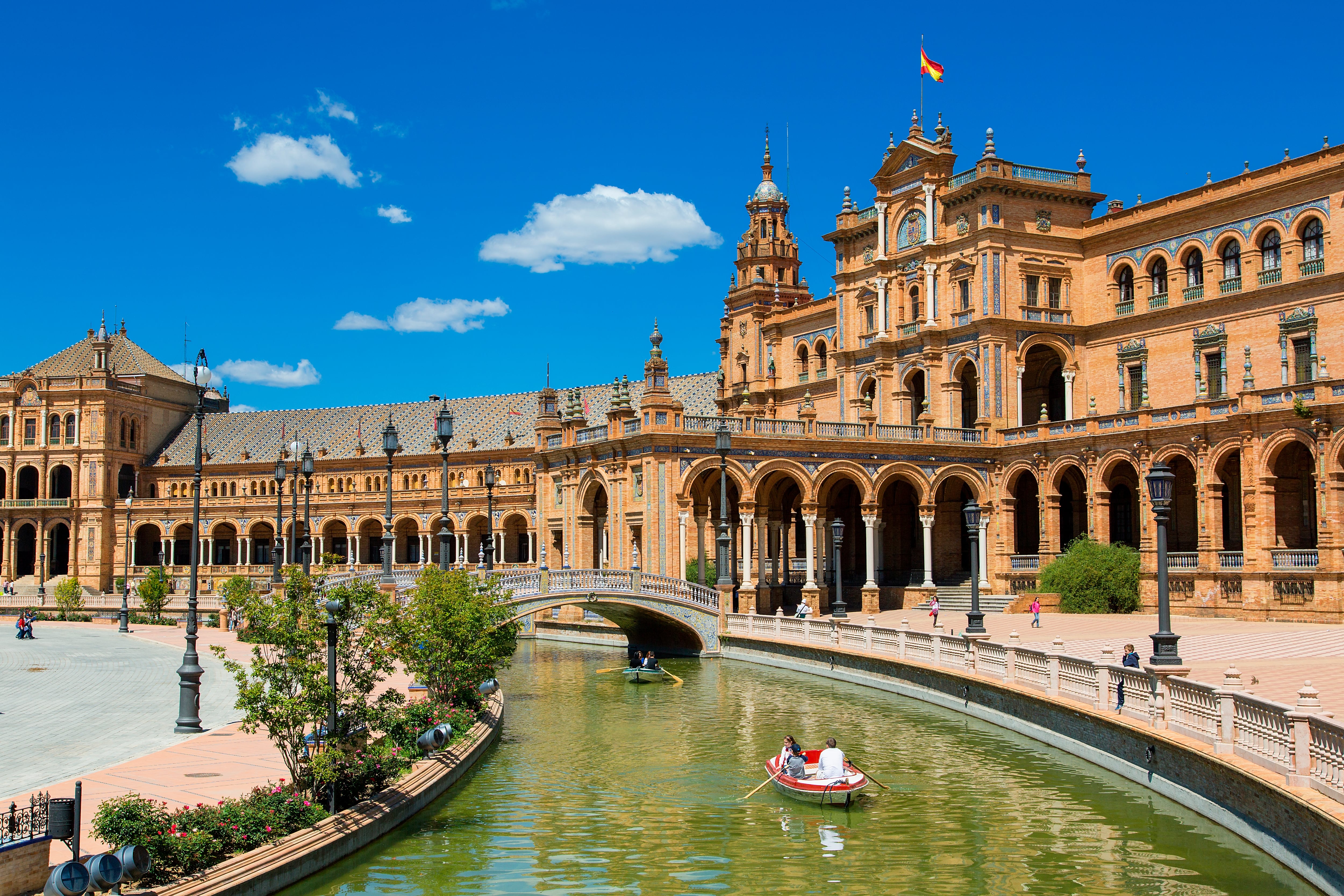 &quot;Es pública&quot;: las redes reaccionan al plan para cobrar la entrada a la Plaza de España de Sevilla