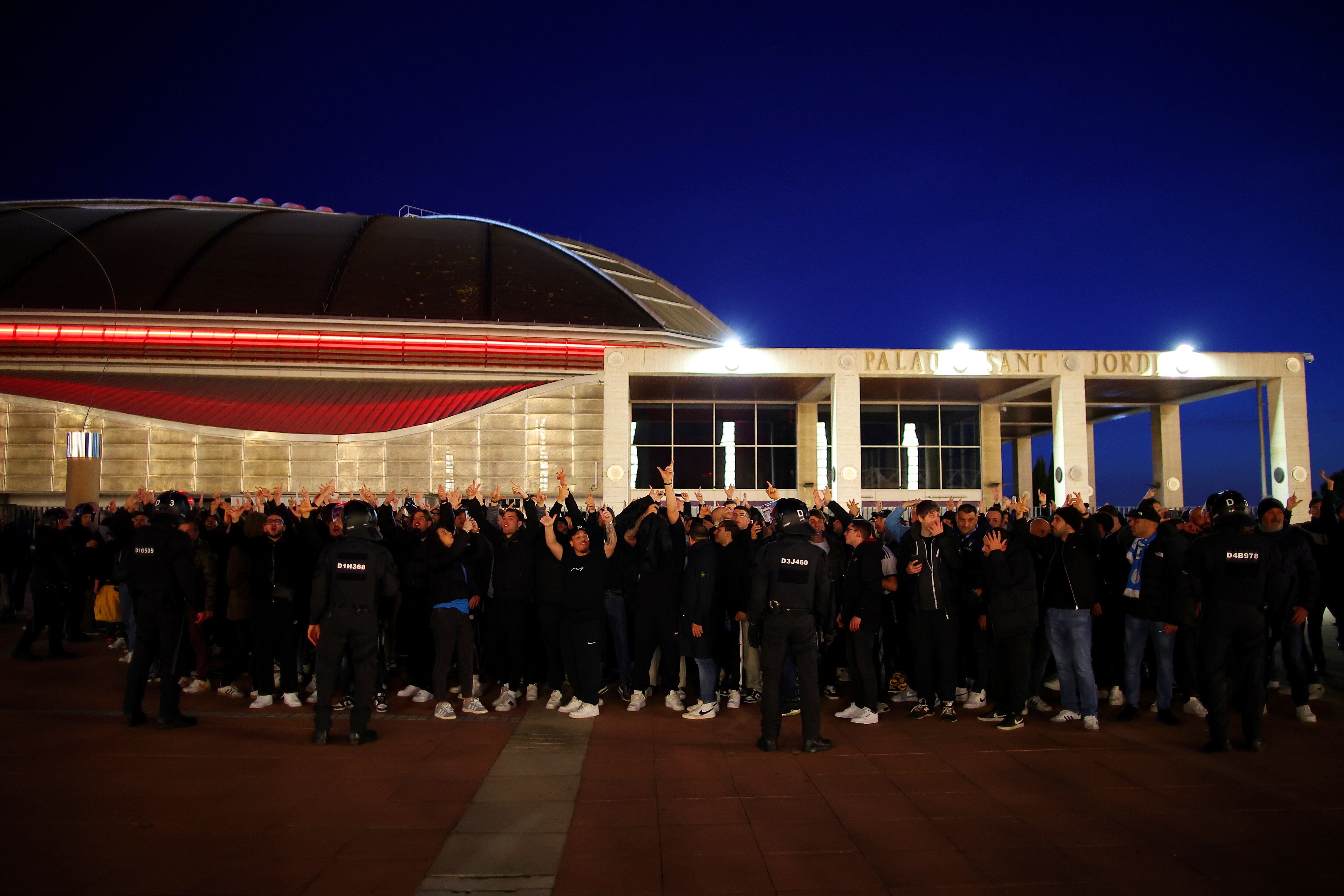 Aficionados a las afueras del Estadio Olímpico Lluís Companys.