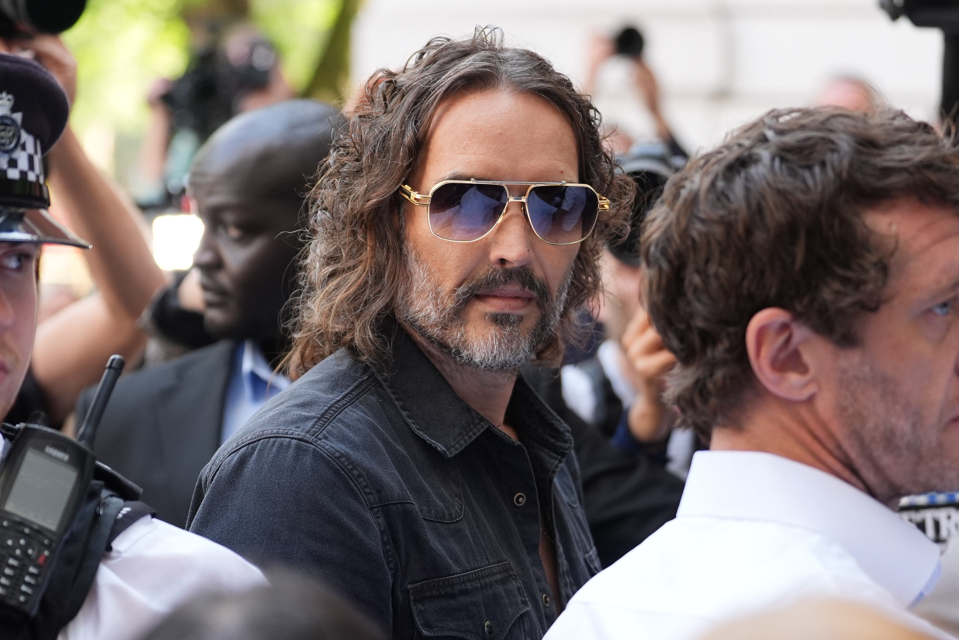 Russell Brand llega, el viernes 2 de mayo de 2025, al Tribunal de Westminster, Londres, donde está acusado de delitos sexuales. Lucy North/PA Images vía Getty Images.