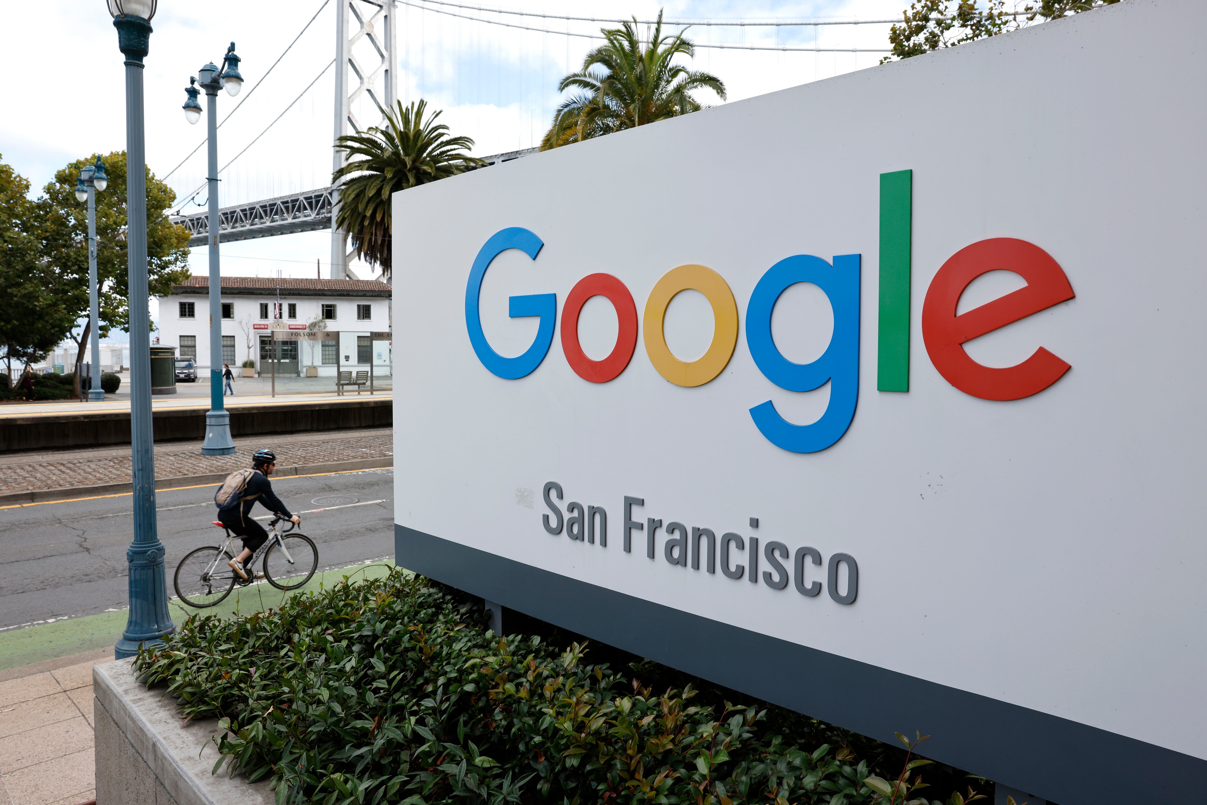 JGM12. SAN FRANCISCO (ESTADOS UNIDOS), 25/09/2025.- Fotografía del 11 de septiembre de 2025 de un letrero de Google en las oficinas de San Francisco, California (Estados Unidos). El gigante tecnológico anunció la llegada a su buscador del Modo IA en español para todo el mundo. Ahora los usuarios no solo podrán escribir preguntas, sino también hablarle, subir fotos o usar la cámara para que la IA les ayude a explorar. EFE/EPA/ John G. Mabanglo
