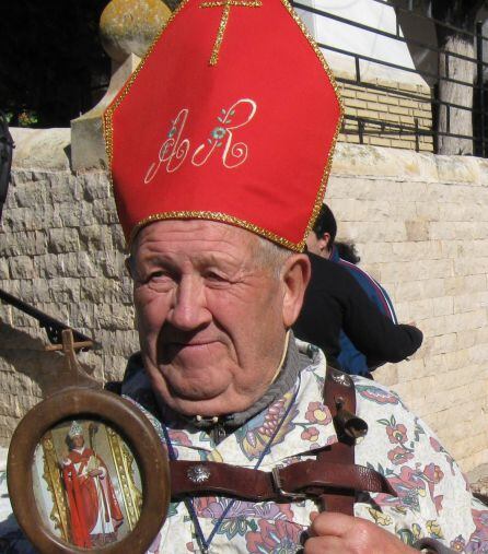 Aniceto Rodrigo con la mitra de San Blas que lucen los diablos el 3 de febrero.