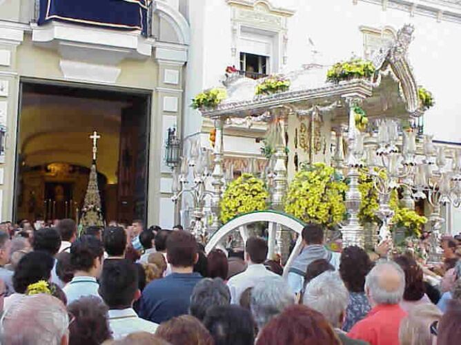 Imagen de archivo de la carreta del simpecao de Triana a su paso por la capilla de la hermandad de La Estrella