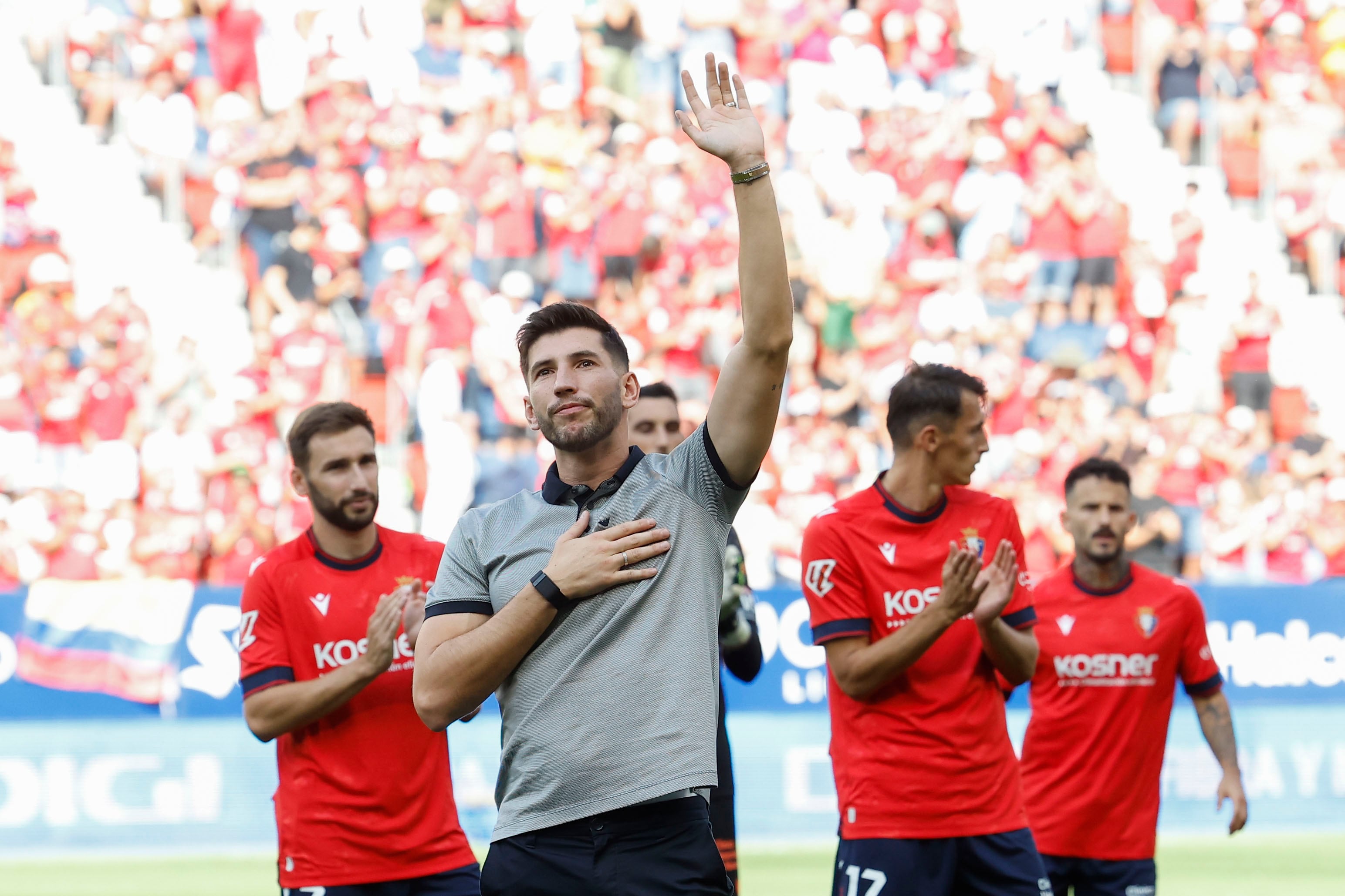 El jugador histórico del Osasuna David García recibe un homenaje del club antes del partido de la segunda jornada de Liga de Primera División disputado el sábado 24 de agosto en el estadio de El Sadar.