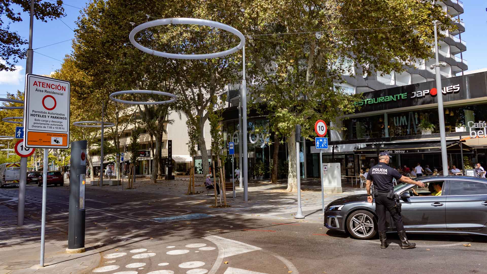 La Avenida del Mediterráneo ya es peatonal en este tramo, la velocidad está limitada a 10 km/h y se esperan más restricciones al tráfico rodado