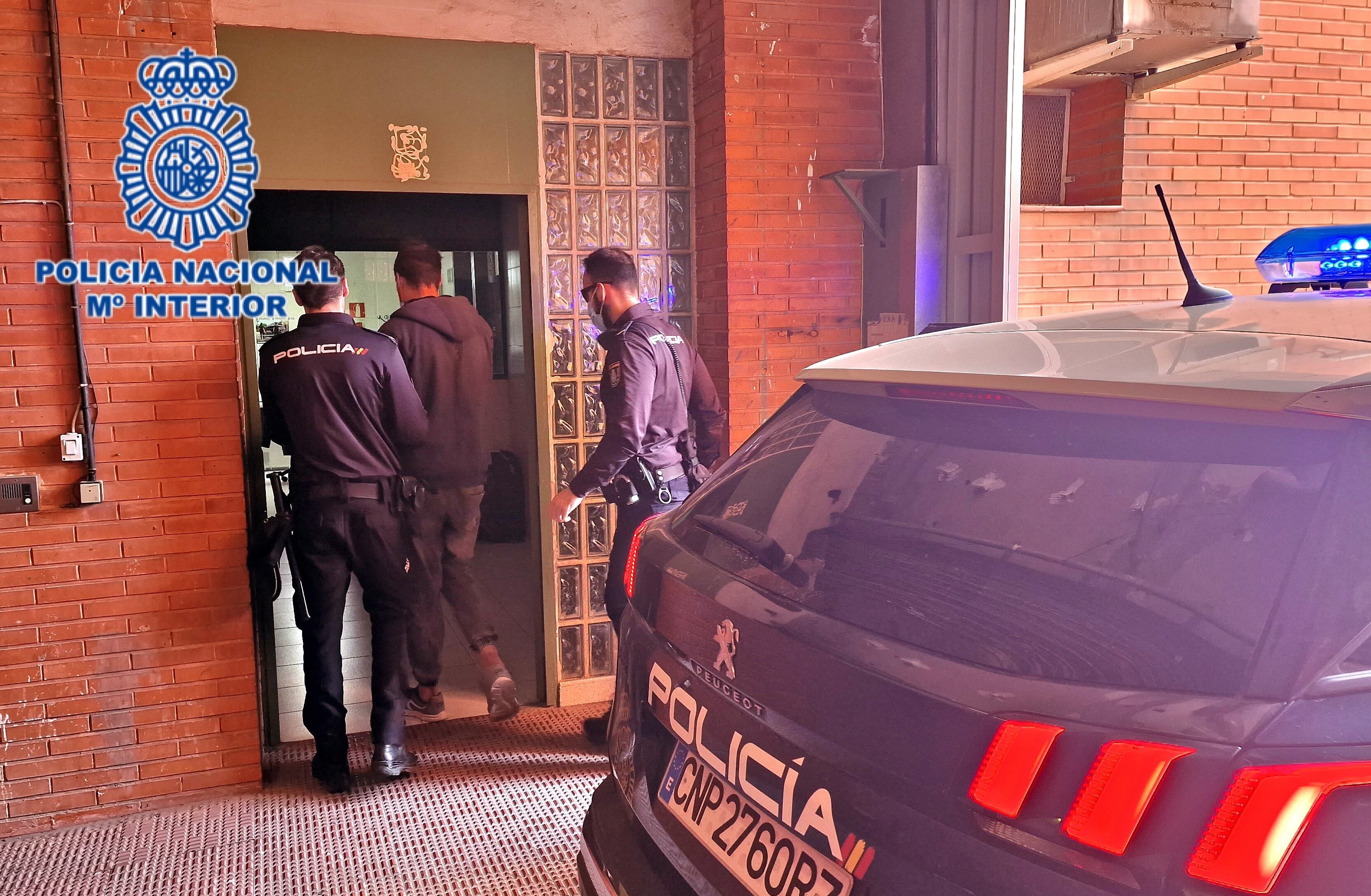 La Policía Nacional detiene al presunto autor de un robo con fuerza en un comercio instantes después de cometerlo