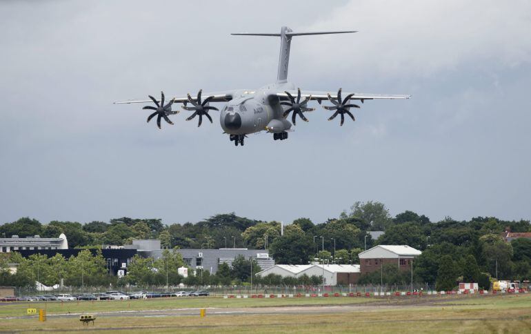 Vista de un Airbus A400M durante la Feria Aeronáutica de Farnborough en Londres, Reino Unido, hoy, 12 de julio de 2016. La feria se celebra del 11 al 17 de julio de 2016.