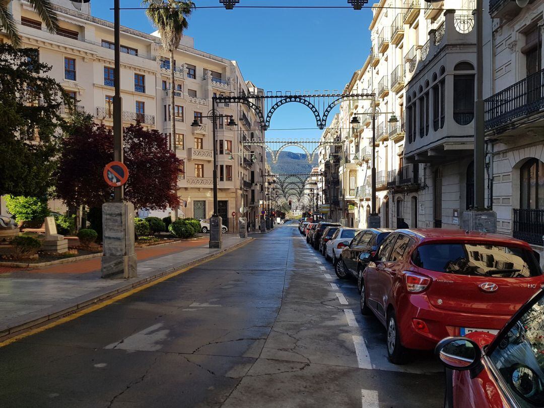 Una fotografía tomada el 1 de abril sin el paso de ningún automóvil por la avenida del País Valencià.