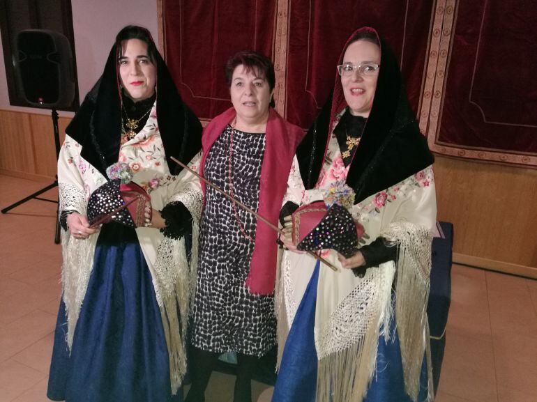 Las alcaldesas de Zamarrama Esther (i) y Elena (d) de Andrés de Pablos junto a clara Luquero durante la presentación de las fiestas de Santa Águeda