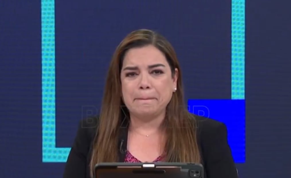 La periodista Milagros Leiva en el momento en el que recibe la noticia.