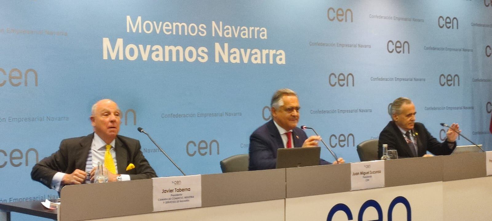 De izda. a dcha., el presidente de Cámara Navarra, Javier Taberna; el presidente de la CEN, Juan Miguel Sucunza; y el presidente de ADEFAN, Francisco Esparza.