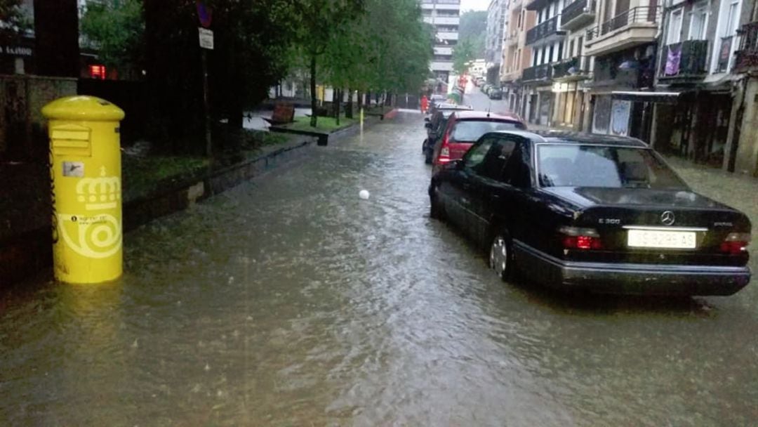 Calle aledaña a la Plaza de los Fueros anegada por el agua en Errenteria