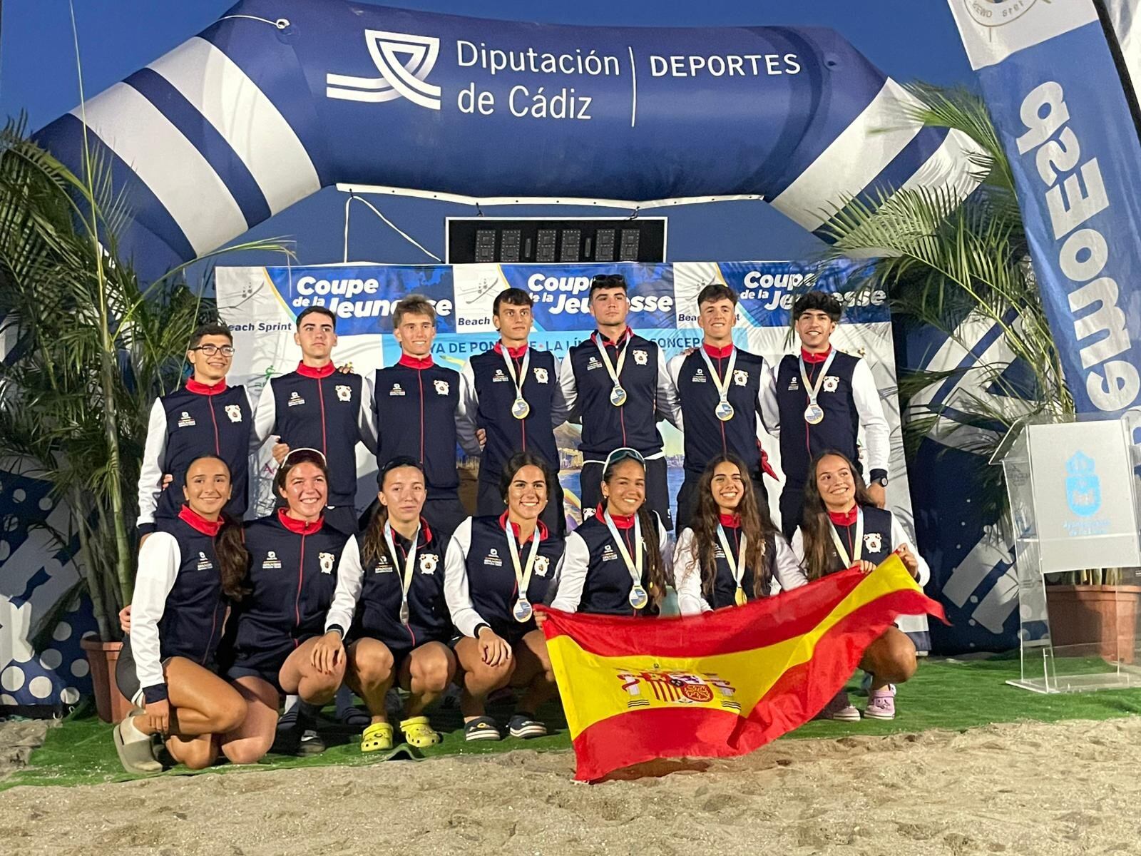 Los remeros del Club Mediterráneo participantes en la Copa de la Juventud Beach Sprint