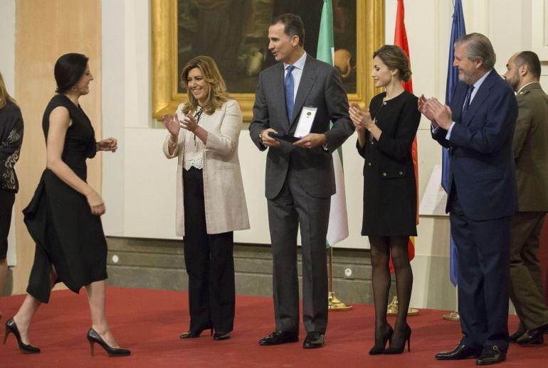 Los Reyes de España, acompañados por la presidenta andaluza, Susana Díaz, y por el ministro de Educación, Cultura y Deporte, Íñigo Méndez de Vigo, momento antes de entregar su galardón a la bailaora sevillana María Pagés (i), en el acto de entrega de las Medallas de Oro al Mérito en las Bellas Artes 2014, que ha tenido lugar en el Museo de Bellas Artes de Sevilla